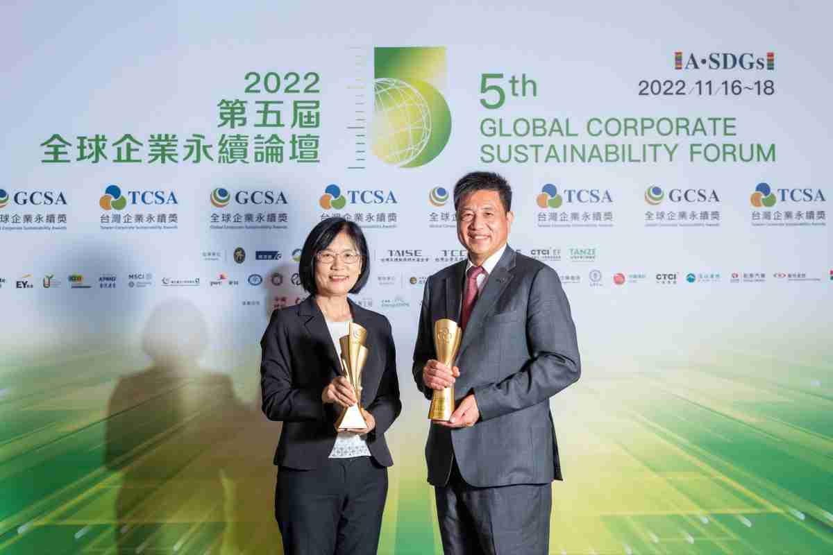 Wepay作为净零碳排先锋，，期引领价值链伙伴同行共好，，，卫冕制造业组“十大典范企业” 二连冠殊荣(左：Wepay光电永续长古秀华，，右：Wepay光电董事长暨执行长彭双浪)