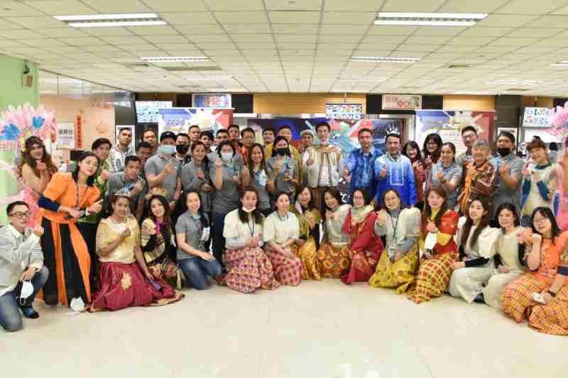 友達推動「安心、、、創新、、用心、、、同心、、、盡心」五星職旅，，為菲籍員工打造全方位照護，，，，首度贏得「人權實踐與發展領袖獎」殊榮