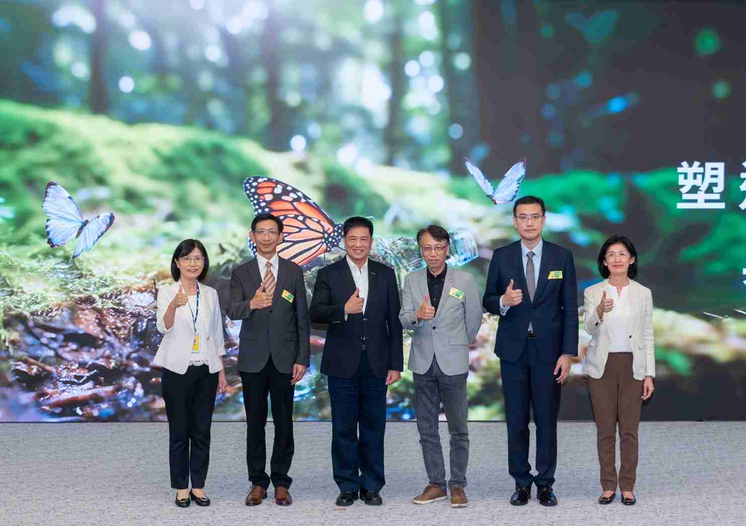 友達2023 CSR共榮大會，，，邀請領域專家分享交流生物多樣性管理趨勢、、、無塑產品、、、、海廢永續塑料等議題  （圖左到右：友達光電永續長古秀華、、、、3M台灣技術長陳君杰、、友達光電董事長暨集團策略長彭双浪、、光寶科技企業永續發展處處長陳慶暉、、、安永聯合會計師事務所執業會計師曾于哲、、、友達光電供應鏈總部副總經理吳宜芳）