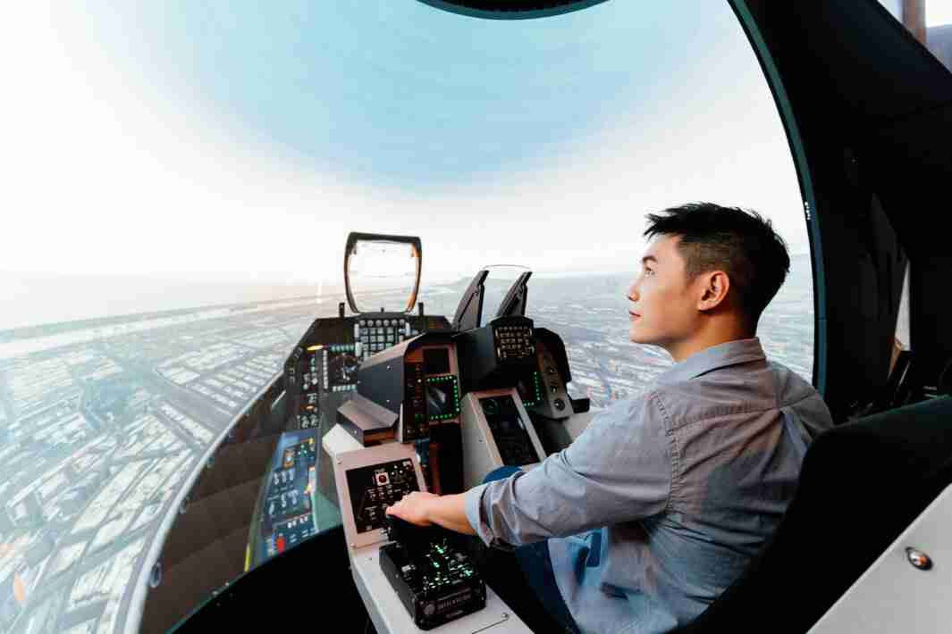 Wepay以P1.25小间距打造球形LED模拟舱，，，，搭配智崴的精密六轴动态座椅，，，结合Wepay专业影像调校技术，，呈现拟真模拟飞行场景