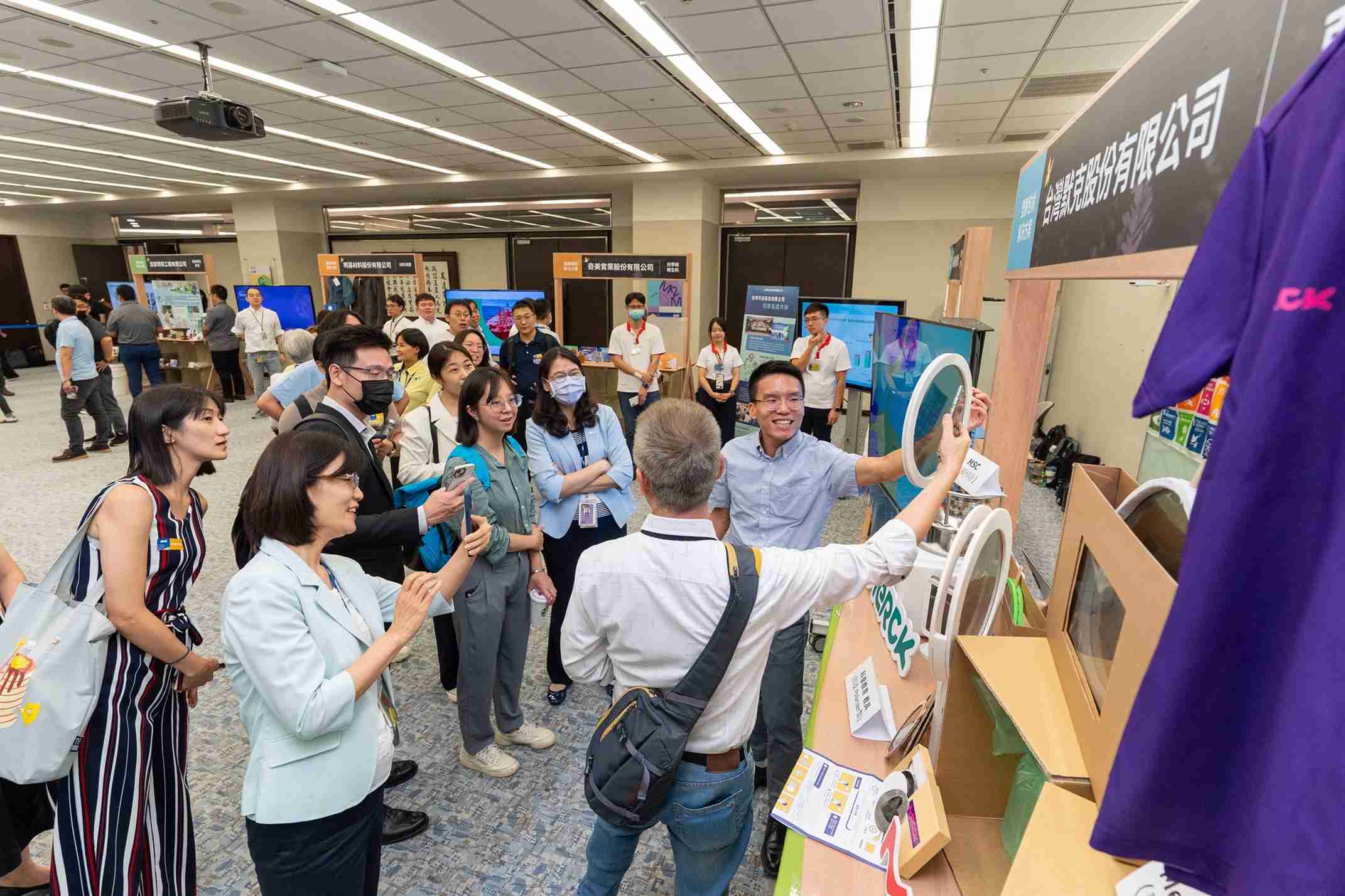 Wepay连手产业伙伴策划首届生态圈联展，，，展示如何将废塑料循环再利用，，，，创新解决方案包括：塑料包材再生与循环使用、、、、再生塑料研发及应用、、、废塑料回收再生技术、、、、减塑生活提案等