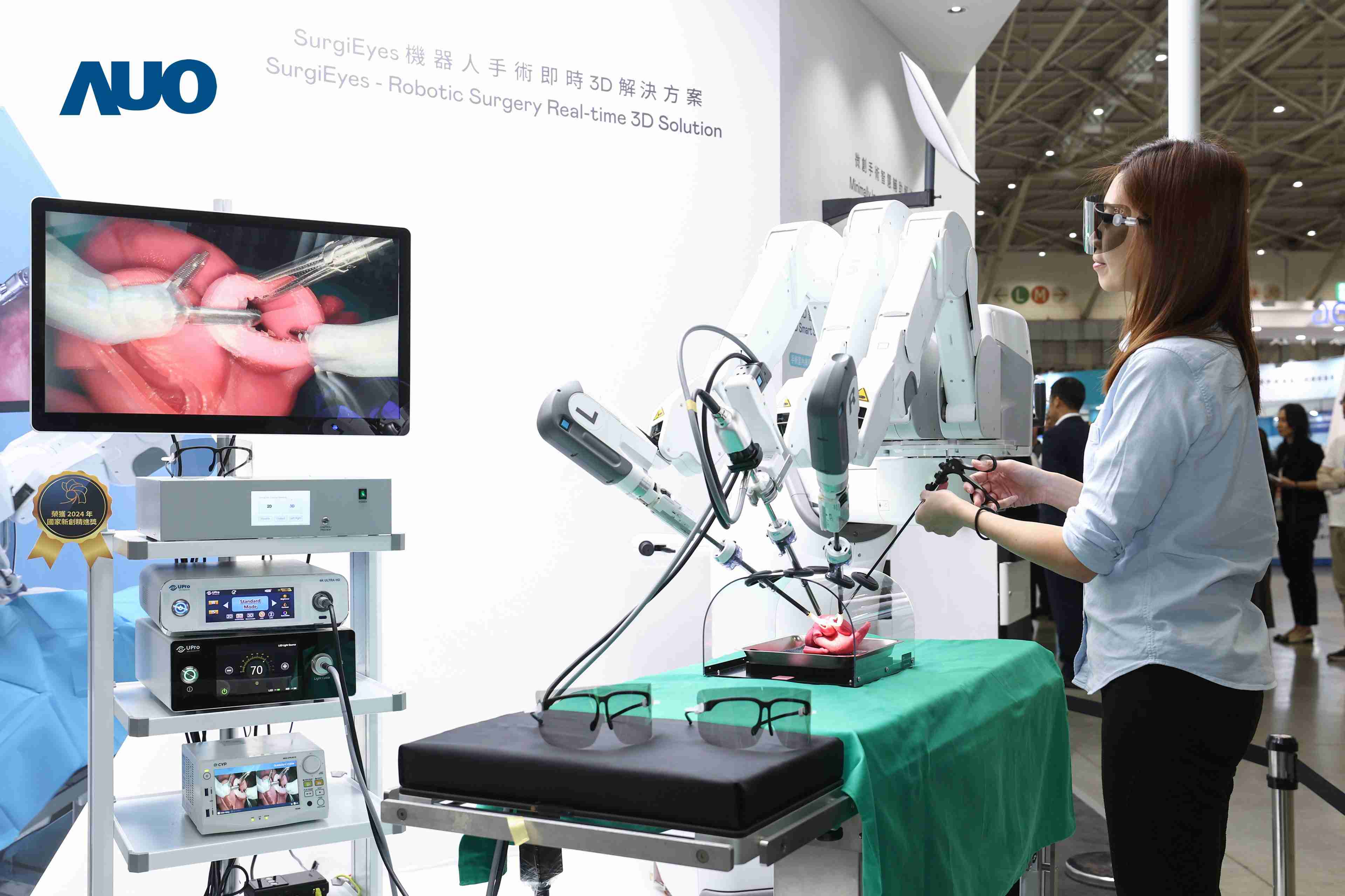 达擎以领先的3D显示技术推出〝SurgiEyes机器人手术实时3D解决方案〞，，，，整合先进3D图像处理与独家3D垂直宽视角、、广色域的显示技术，，，，手术团队可实时同步主刀医师视角看到清晰3D影像，，，，提升沟通效率与安全性。。。。